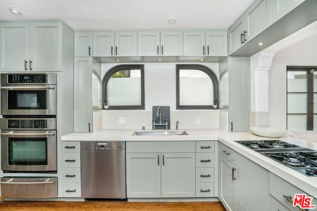 7939 Hillside Ave, Hollywood Hills