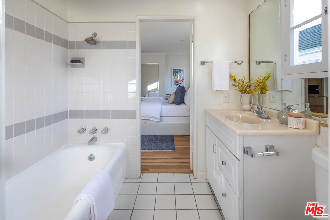 712 Walden Dr, Beverly Hills