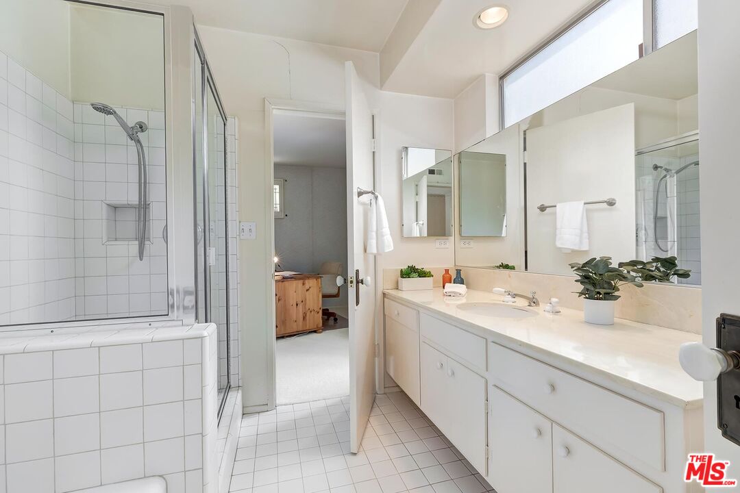 8224 Skyline Dr, Hollywood Hills