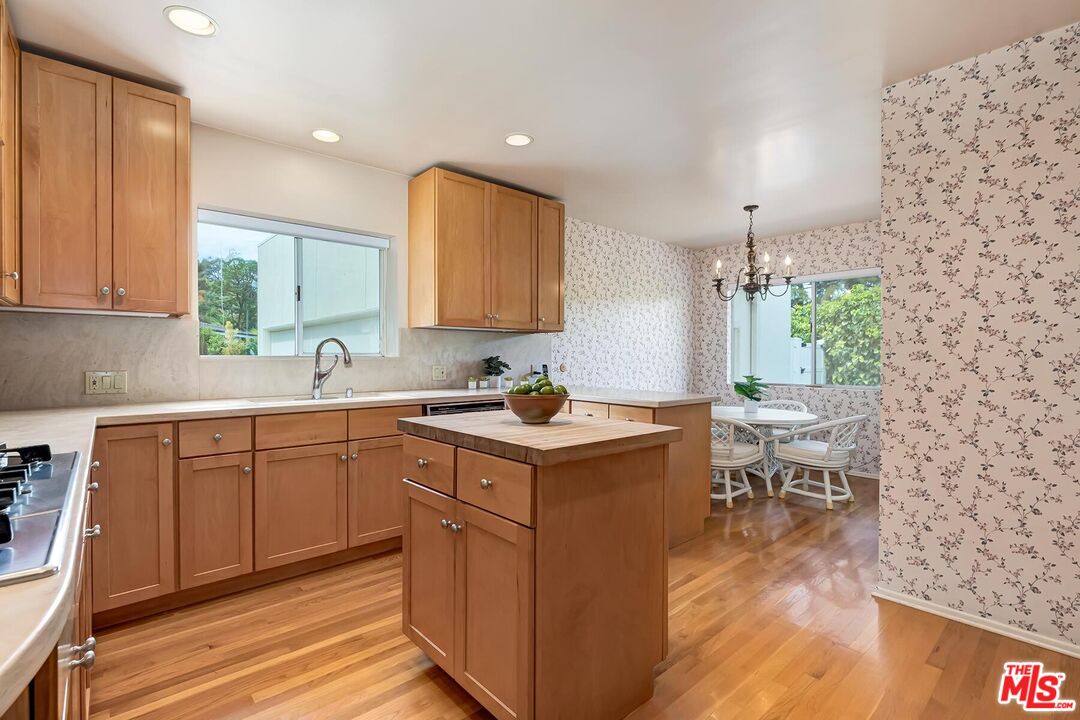 8224 Skyline Dr, Hollywood Hills