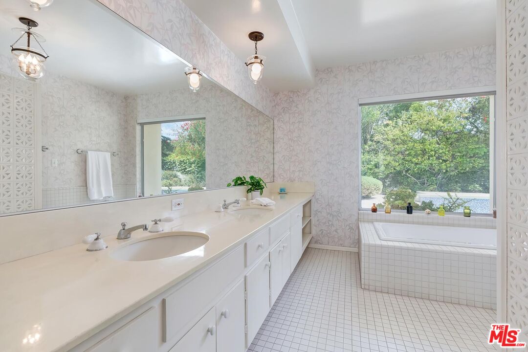 8224 Skyline Dr, Hollywood Hills