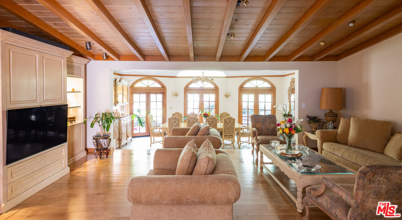 9415 Cherokee Ln, Beverly Hills