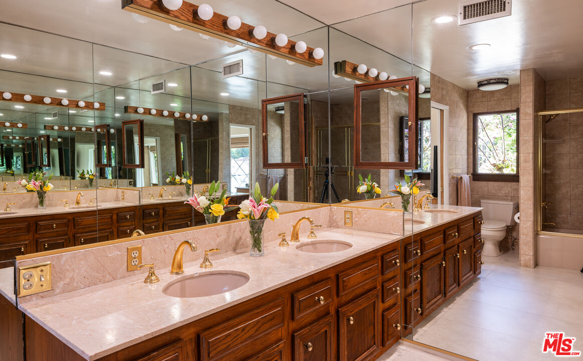 9415 Cherokee Ln, Beverly Hills