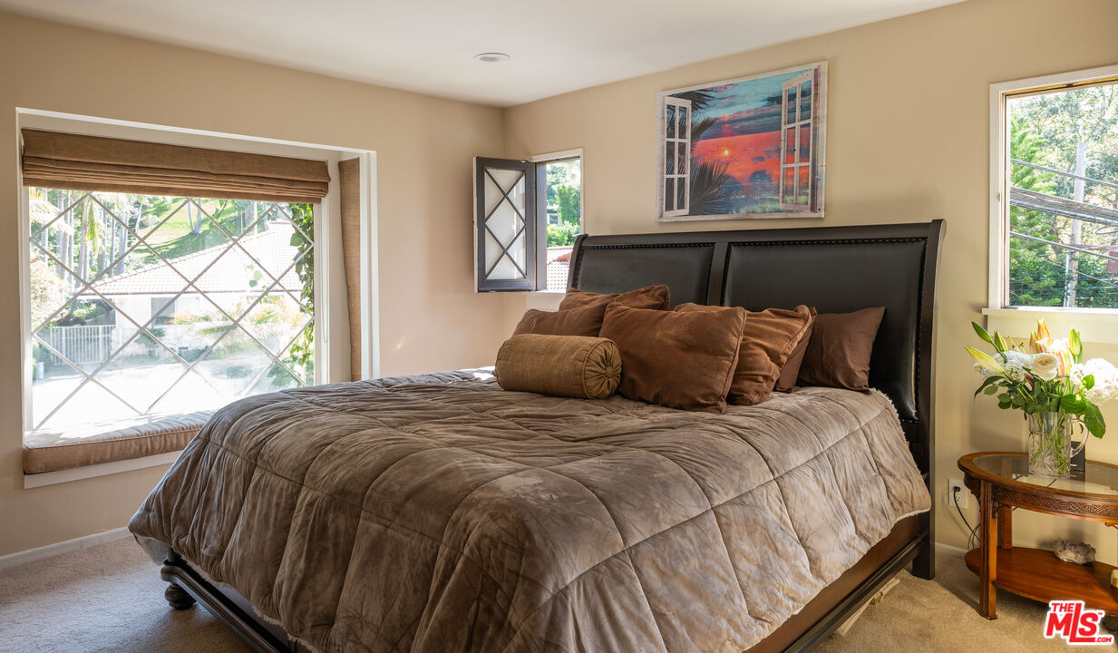 9415 Cherokee Ln, Beverly Hills