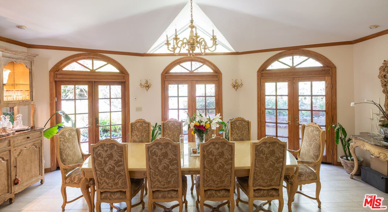 9415 Cherokee Ln, Beverly Hills