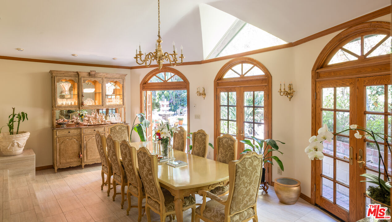 9415 Cherokee Ln, Beverly Hills