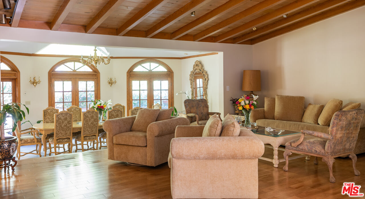 9415 Cherokee Ln, Beverly Hills