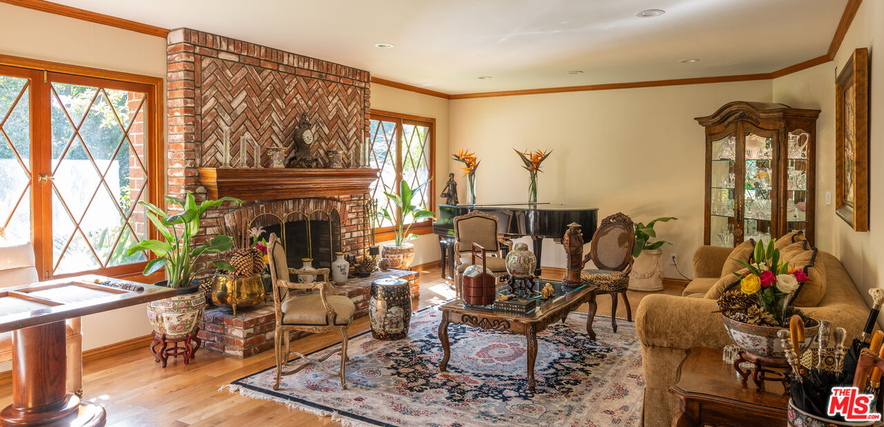 9415 Cherokee Ln, Beverly Hills