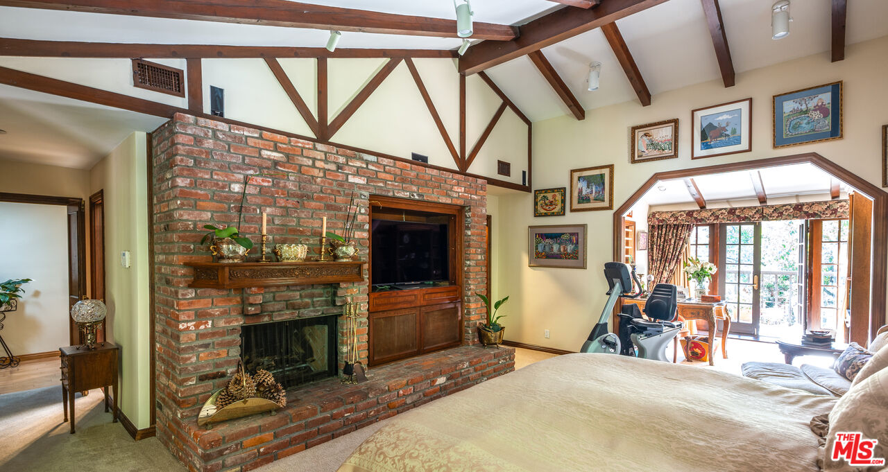 9415 Cherokee Ln, Beverly Hills