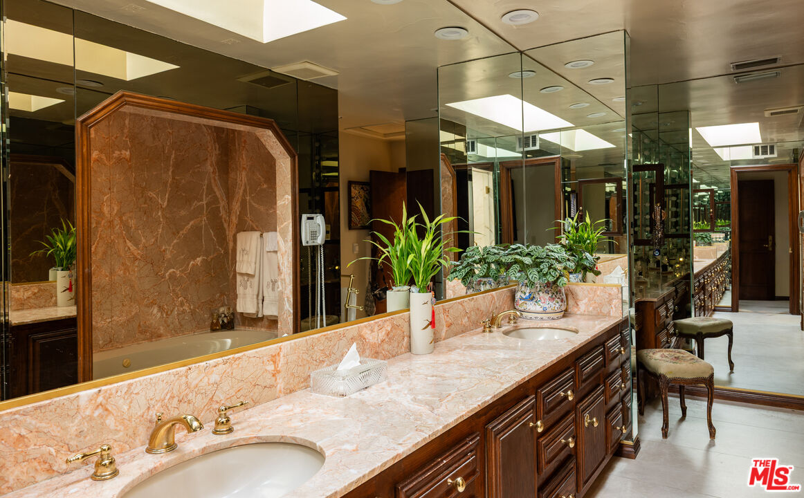 9415 Cherokee Ln, Beverly Hills