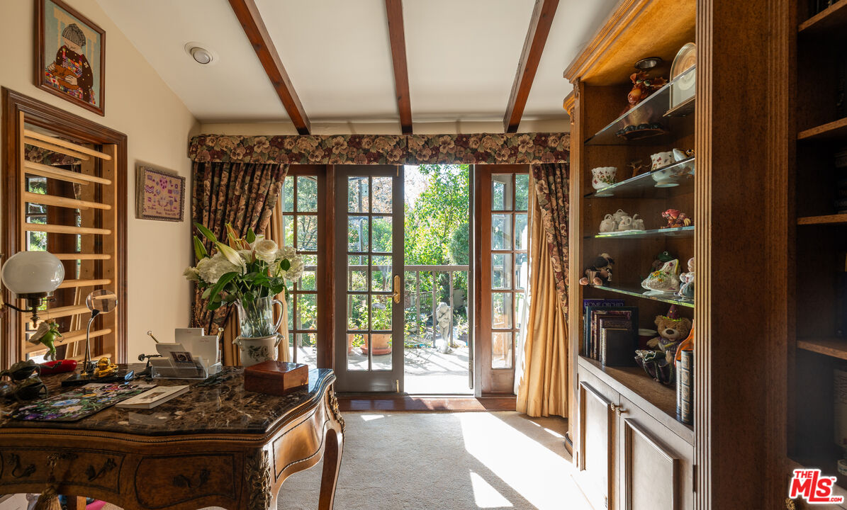 9415 Cherokee Ln, Beverly Hills