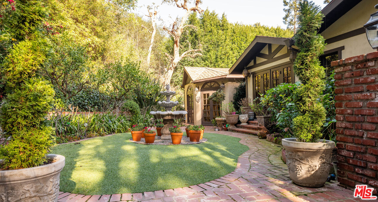 9415 Cherokee Ln, Beverly Hills