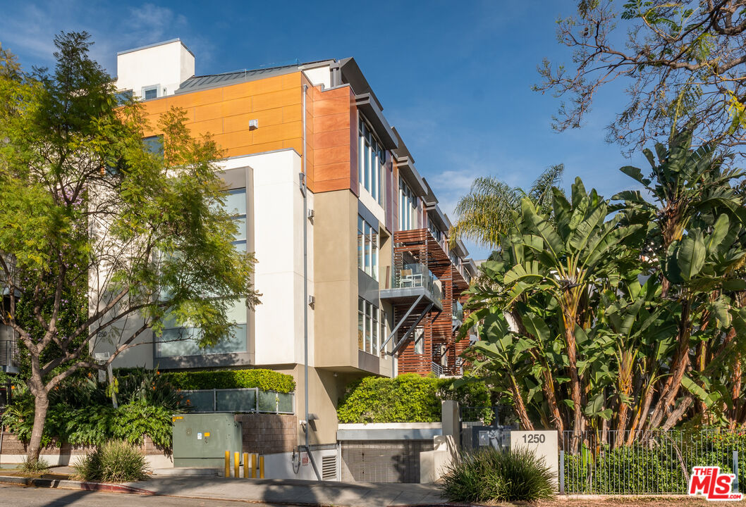 1250 N Harper Ave Unit: 411