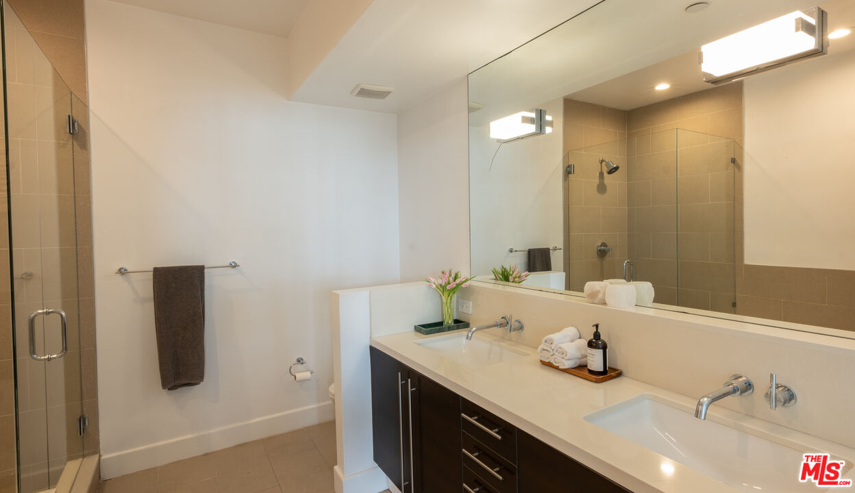 1250 N Harper Ave Unit: 411