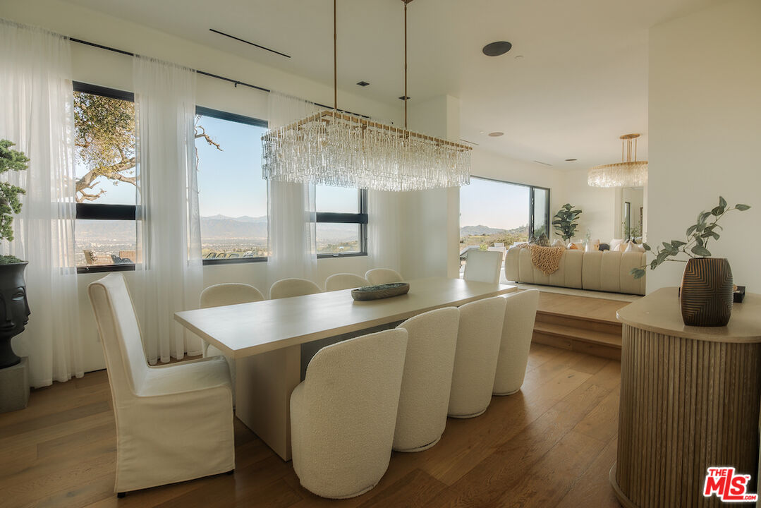 13331 Mulholland Dr, Beverly Hills