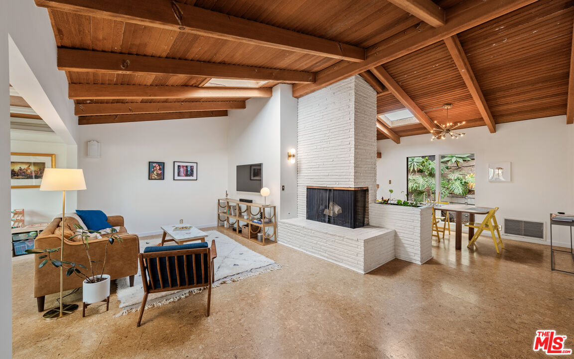 3858 Roble Vista Dr, Los Feliz