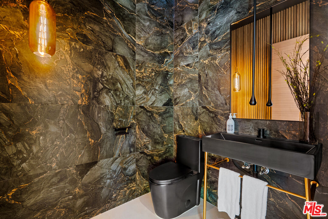 5186 Gloria Ave, Encino