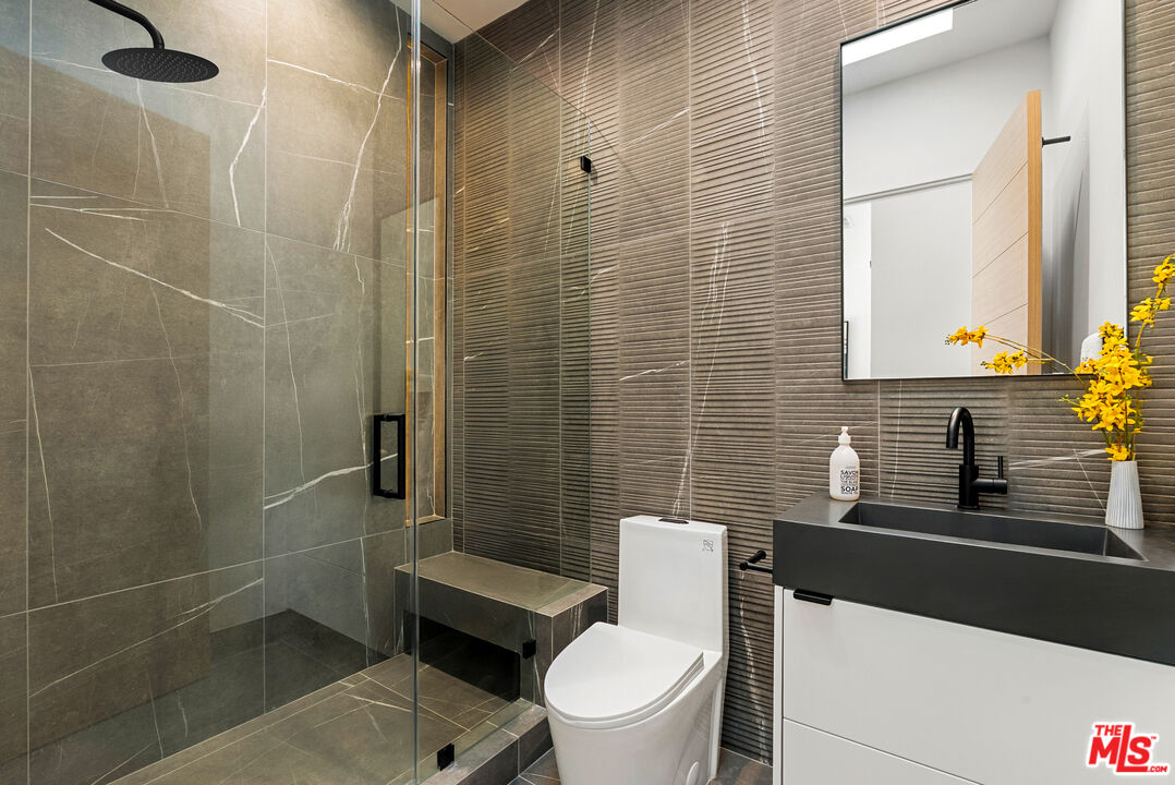 5186 Gloria Ave, Encino