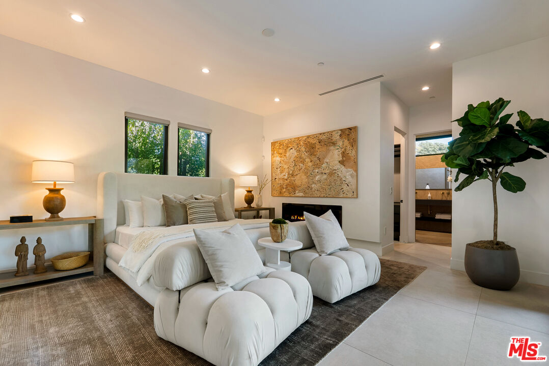 5186 Gloria Ave, Encino