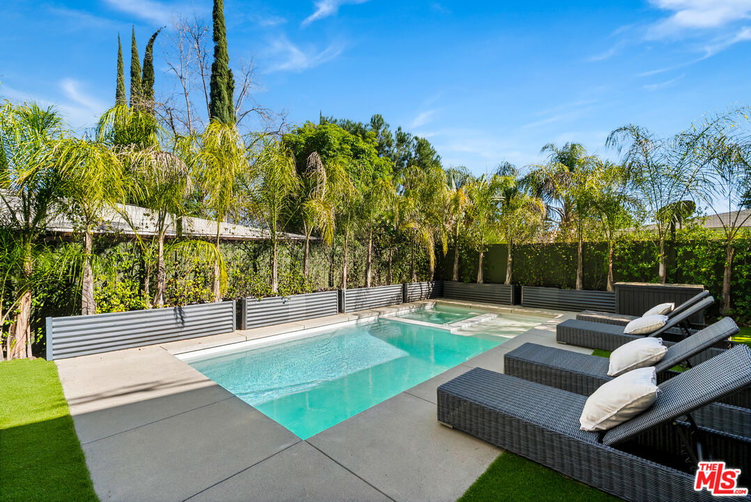 5186 Gloria Ave, Encino