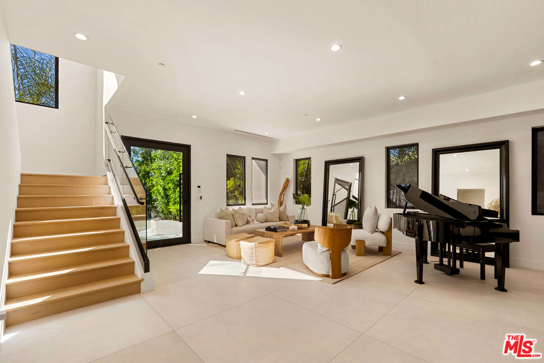 5186 Gloria Ave, Encino