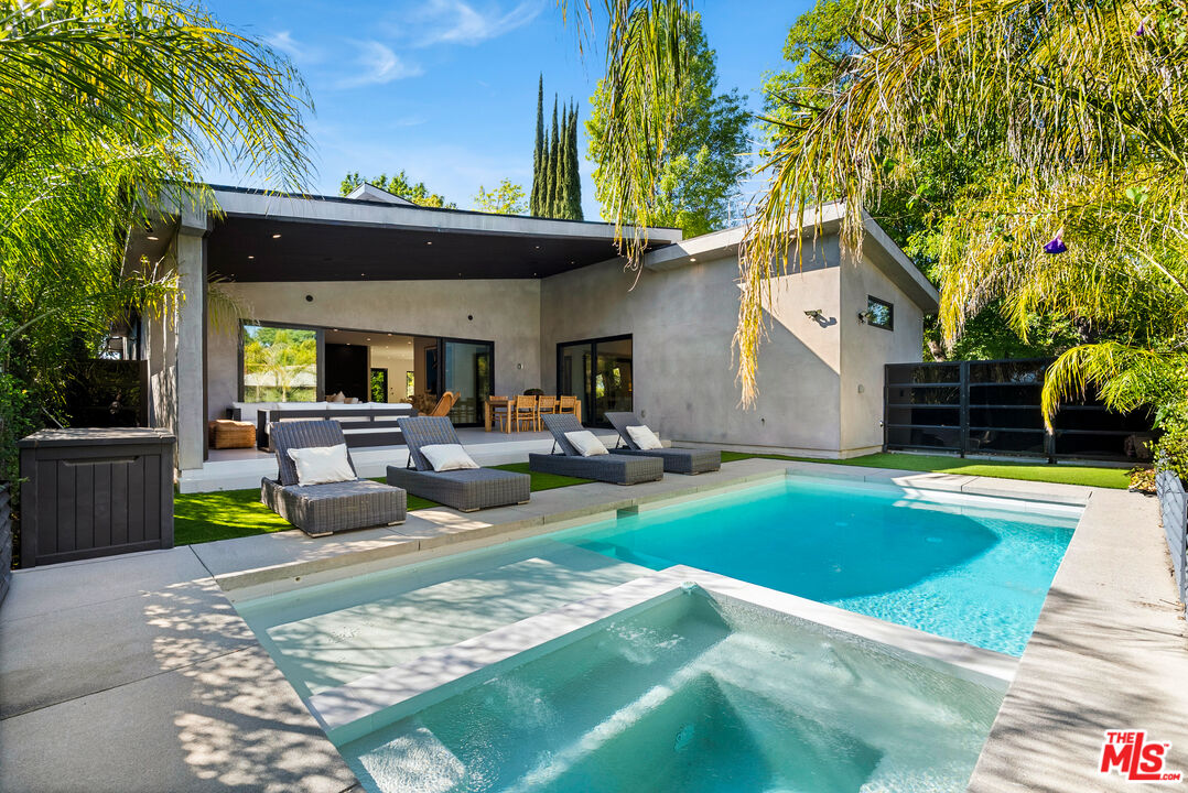 5186 Gloria Ave, Encino