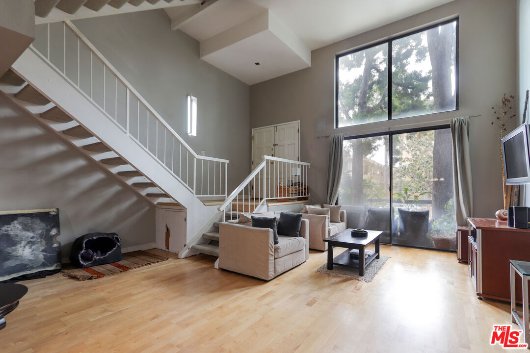 11753 Mayfield Ave Unit: 7