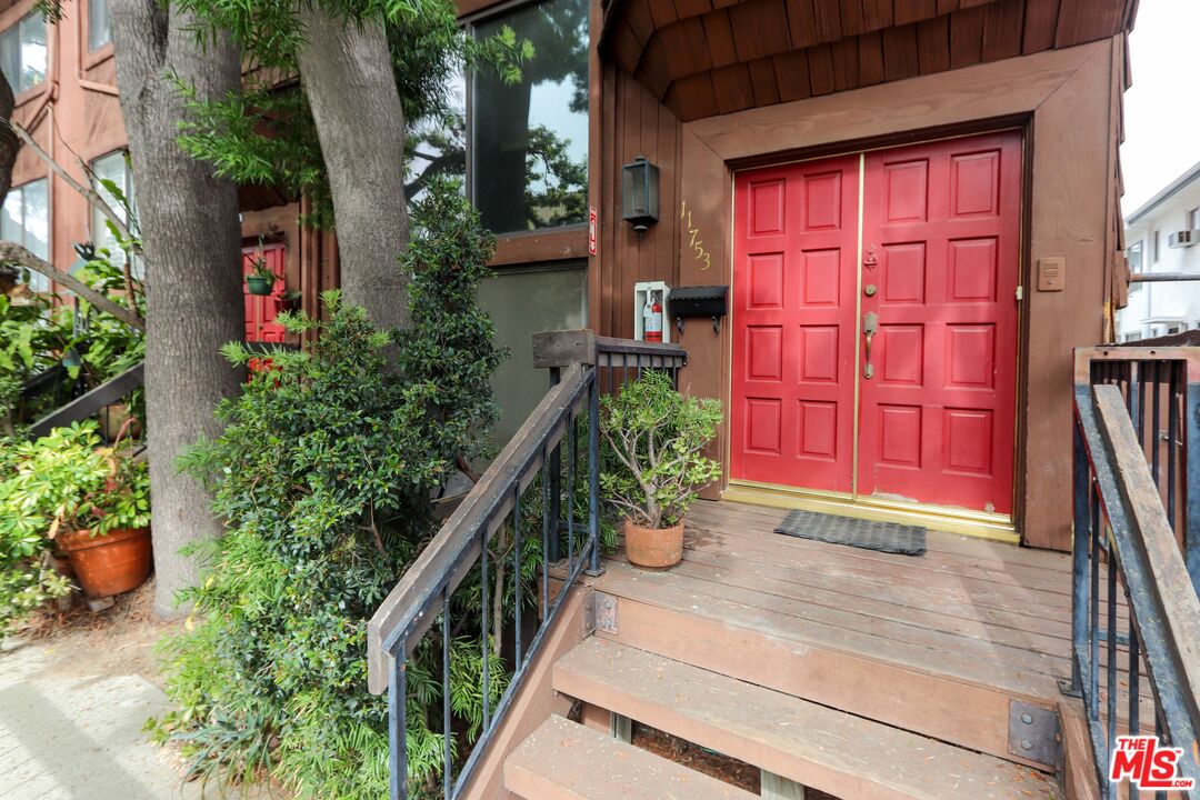 11753 Mayfield Ave Unit: 7