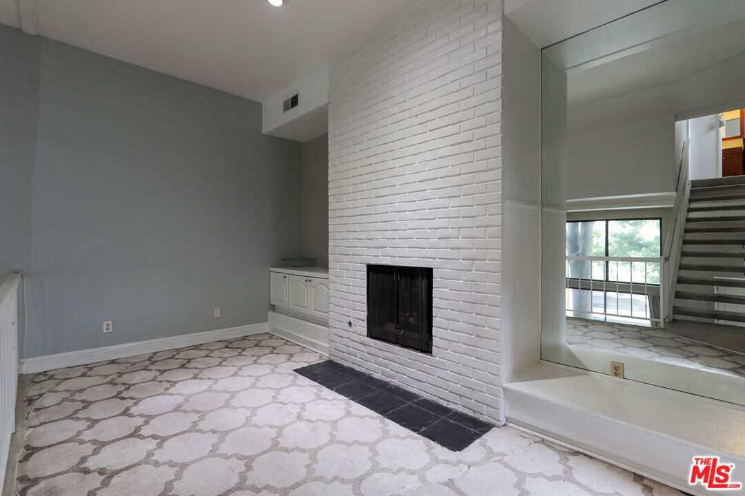 11753 Mayfield Ave Unit: 7