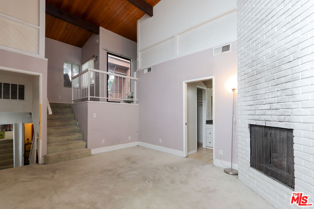 11753 Mayfield Ave Unit: 7