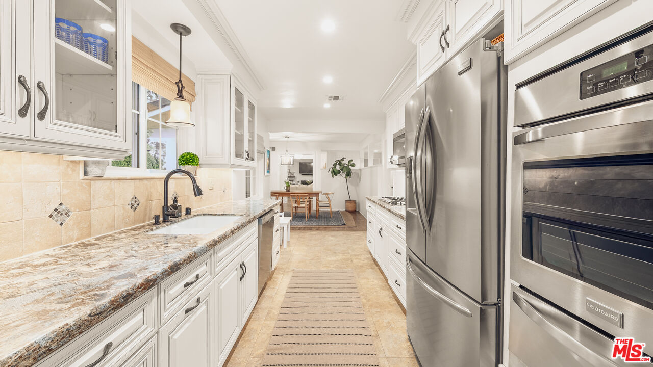 3634 Mandeville Canyon Rd