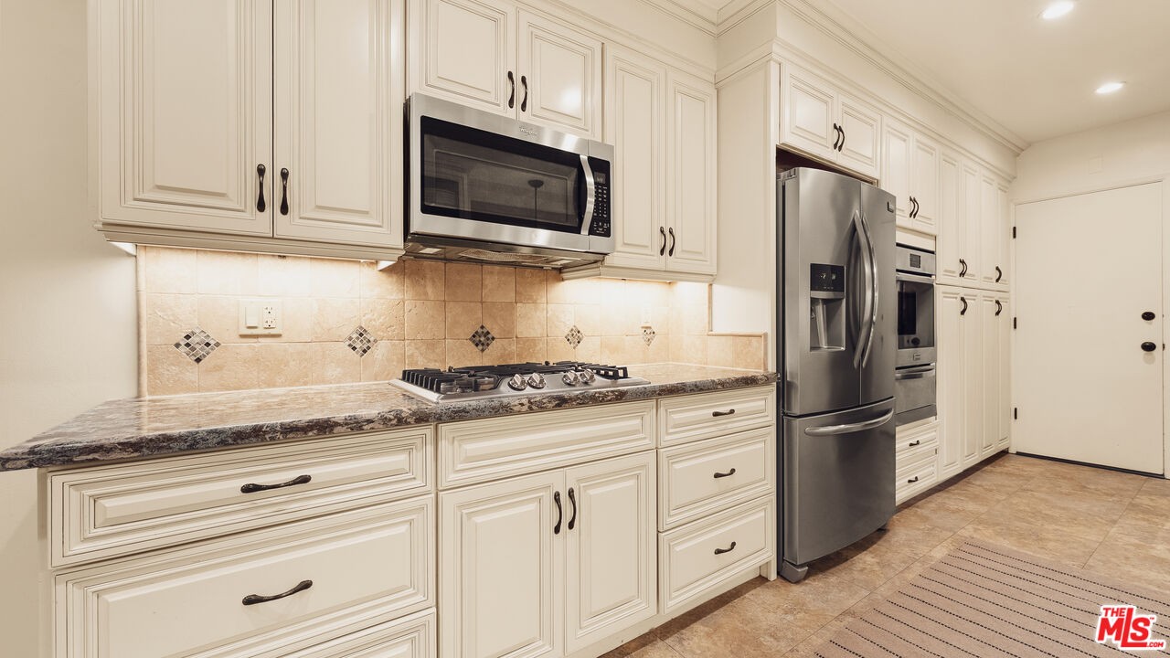 3634 Mandeville Canyon Rd