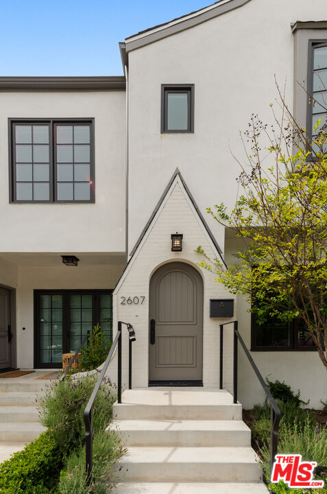 2607 N Beachwood Dr