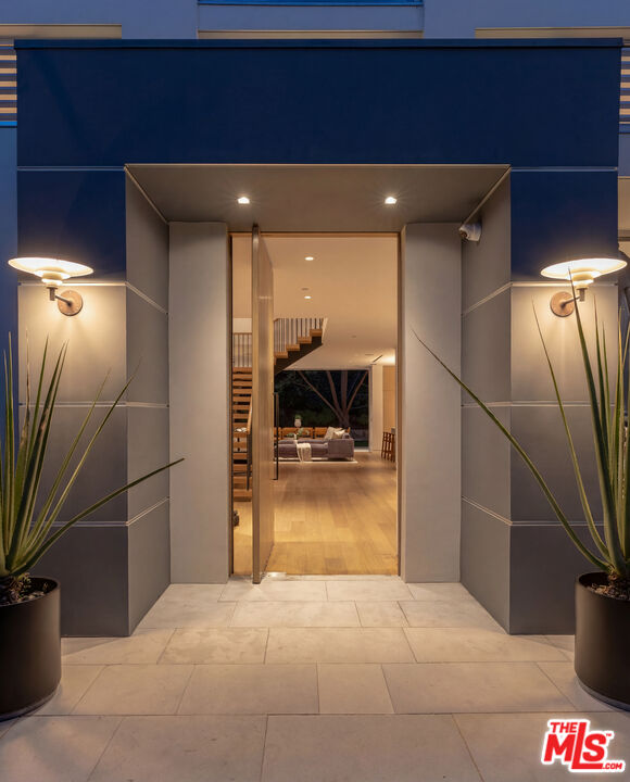 9011 Alto Cedro Dr, Beverly Hills