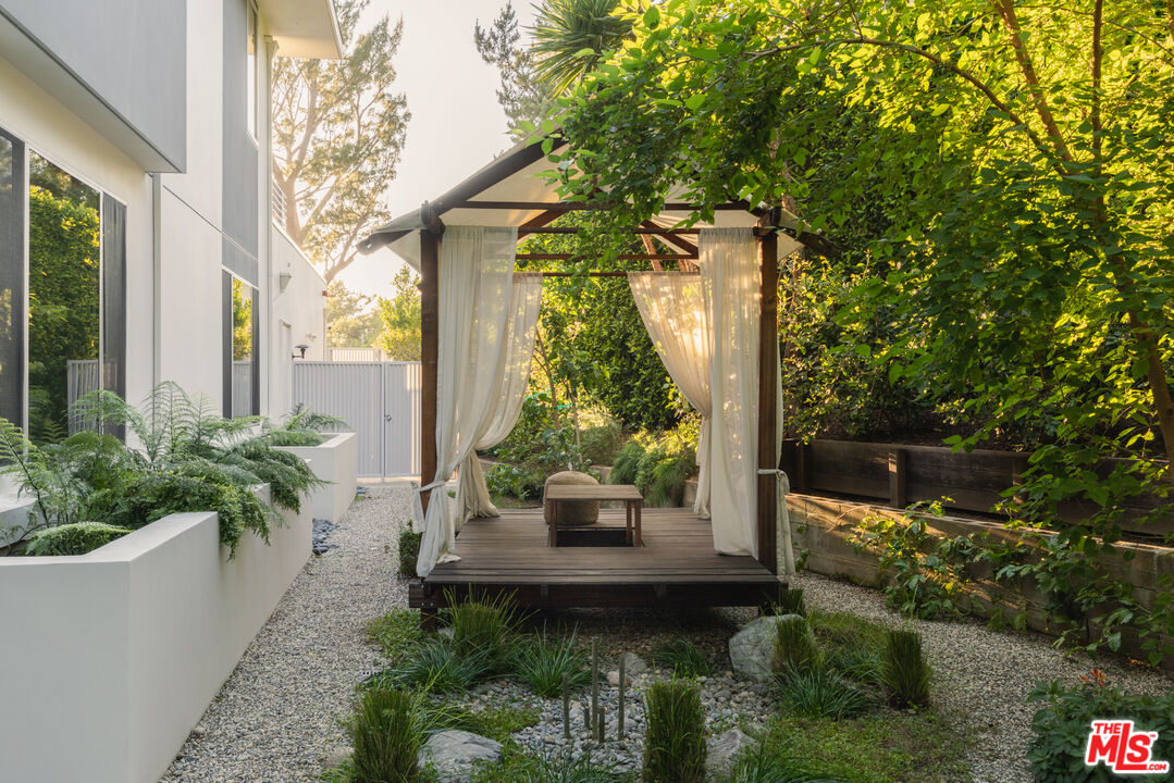 9011 Alto Cedro Dr, Beverly Hills