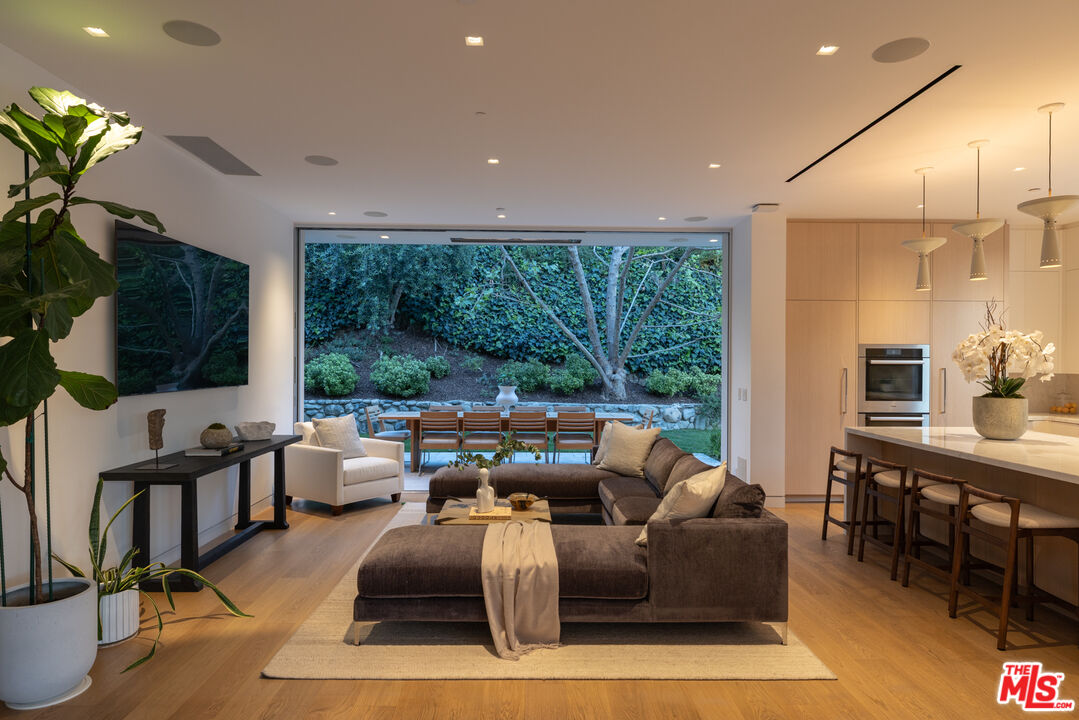 9011 Alto Cedro Dr, Beverly Hills