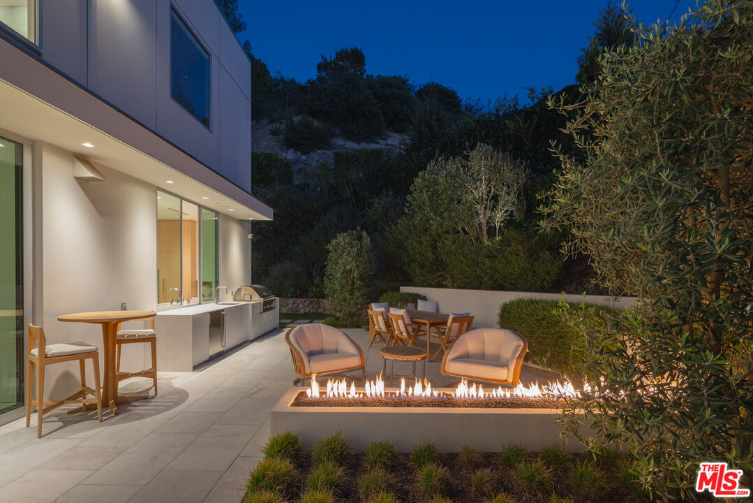 9011 Alto Cedro Dr, Beverly Hills