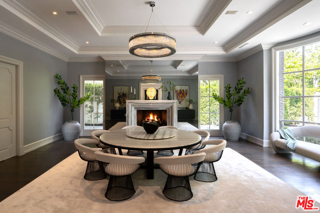 917 N Crescent Dr, Beverly Hills