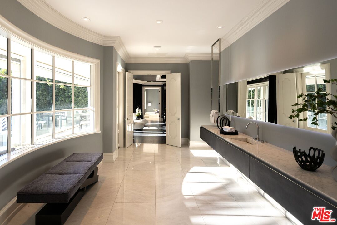 917 N Crescent Dr, Beverly Hills