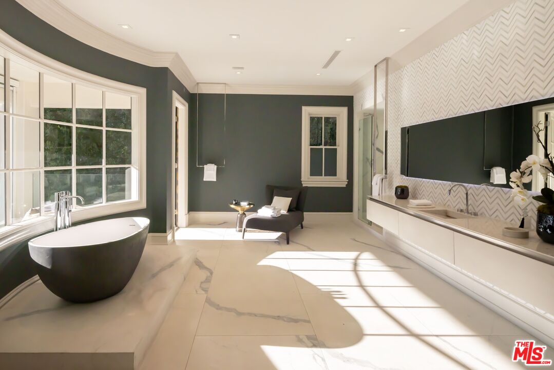 917 N Crescent Dr, Beverly Hills