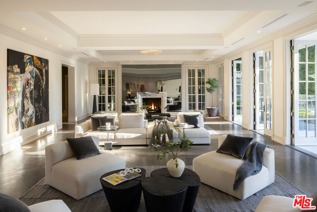 917 N Crescent Dr, Beverly Hills