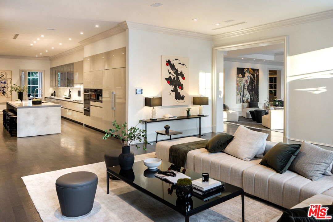 917 N Crescent Dr, Beverly Hills