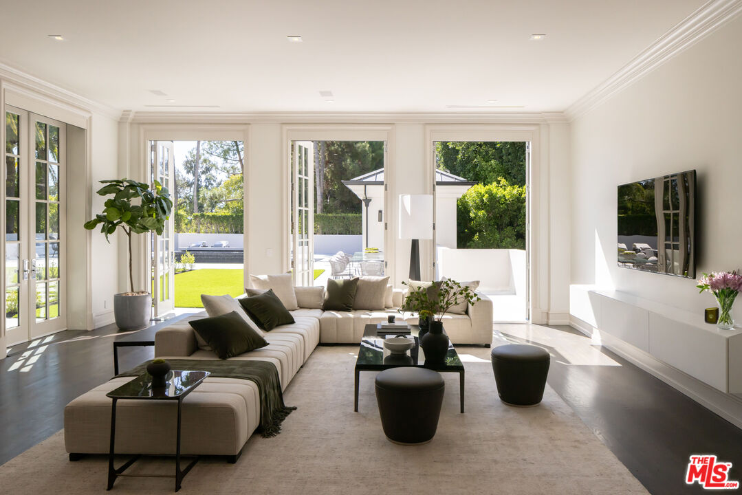 917 N Crescent Dr, Beverly Hills