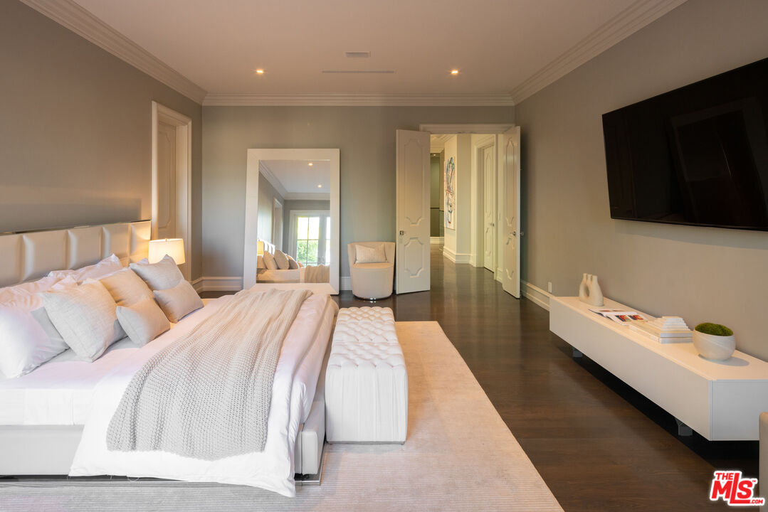 917 N Crescent Dr, Beverly Hills