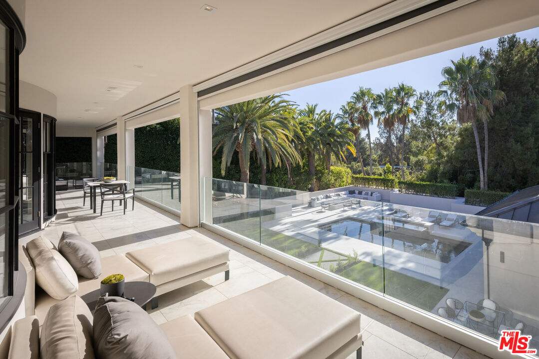 917 N Crescent Dr, Beverly Hills