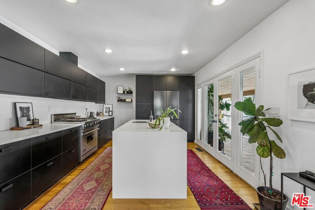 5646 S Sherbourne Dr