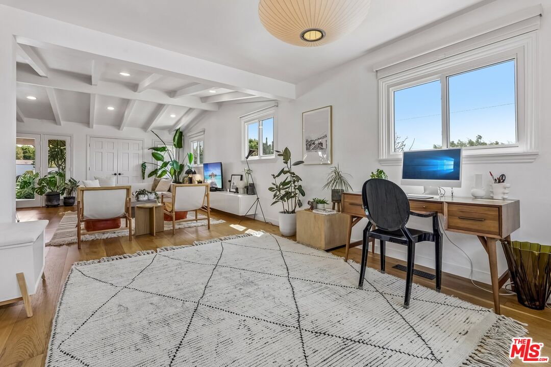 5646 S Sherbourne Dr