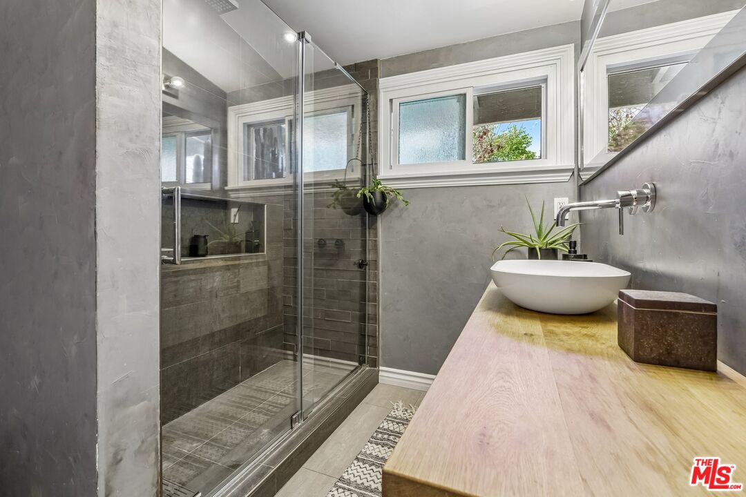 5646 S Sherbourne Dr