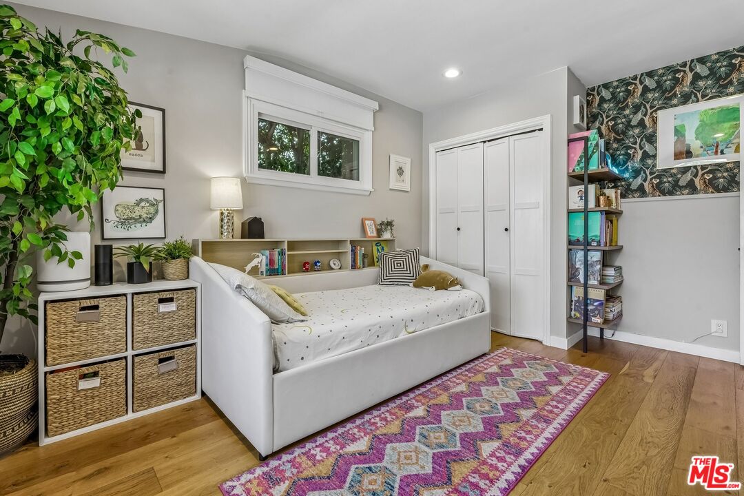 5646 S Sherbourne Dr