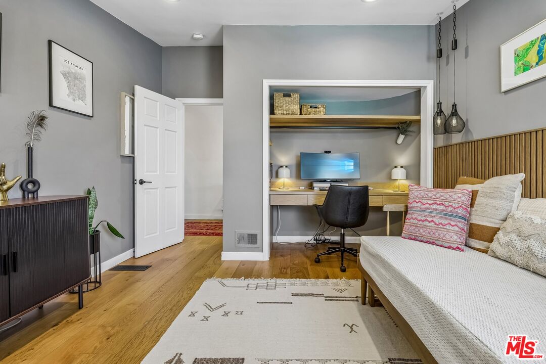 5646 S Sherbourne Dr